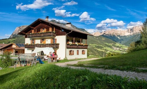 Ferienwohnung "Grödnerhof - Almöhi" Bergblick, WLAN, Garten & Balkon