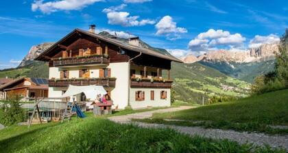 Holiday Apartment "Grödnerhof - Almöhi" Mountain View, Wi-Fi, Garden & Balcony