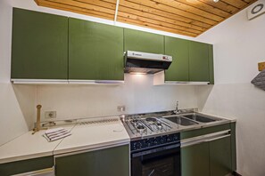 Réfrigérateur, un four, surface de cuisson, bouilloire électrique