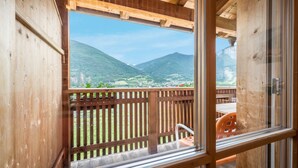 A wooden balcony with a view of green hills and a clear sky. - Apartment "Kreuzhof rechts" with Mountain View, Wi-Fi, Balcony & Garden (Neustift)