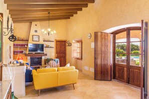 Fernseher, Kamin, Tischtennisplatte