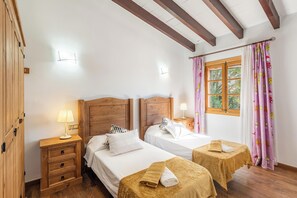 2 slaapkamers, een strijkplank/strijkijzer, gratis wifi, beddengoed