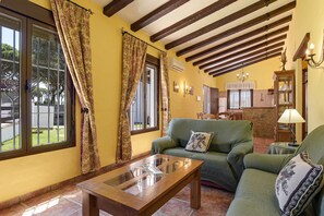 TV - Holiday Home Villa Su Ilusión with Pool, Wi-Fi, Air Conditioning, Garden and Terrace (Conil de la Frontera)