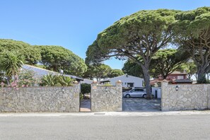 Property grounds - Holiday Home Villa Su Ilusión with Pool, Wi-Fi, Air Conditioning, Garden and Terrace (Conil de la Frontera)