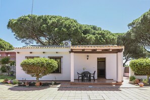 Terrace/patio - Holiday Home Villa Su Ilusión with Pool, Wi-Fi, Air Conditioning, Garden and Terrace (Conil de la Frontera)