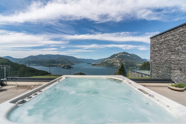 Un bain à remous avec vue sur un lac et des montagnes.