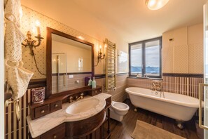 Baignoire, sèche-cheveux, serviettes fournies