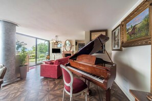 TV, fireplace, DVD player, stereo - Resort Style Apartment with Mountain Views, Pool and Wi-Fi (Perledo)