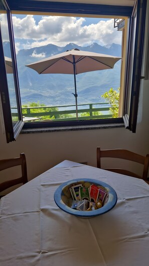 Dining - Charming Apartment "Bel Soggiorno 2" with Lake & Mountain Views, Wi-Fi, Terrace (Voltino di Tremosine)