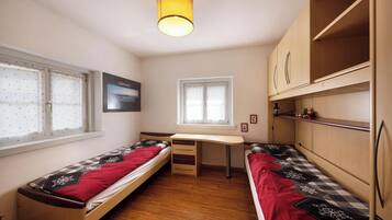 2 makuuhuonetta, silitysrauta/-lauta, ilmainen Wi-Fi, vuodevaatteet