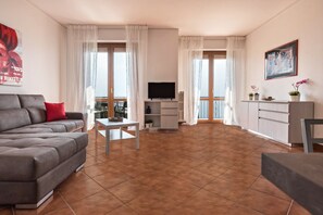 TV - Charming Apartment “Bel Soggiorno 1” with Lake and Mountain View, Wi-Fi & Balcony; Parking (Voltino di Tremosine)