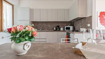 Kjøleskap, mikrobølgeovn, ovn og kokeplater