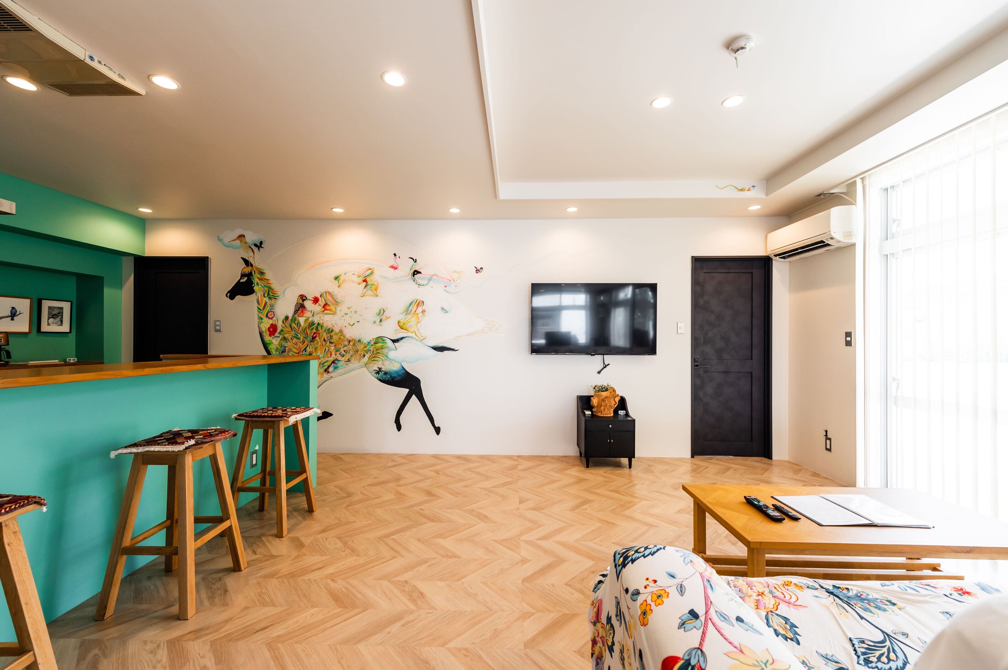 Private Vacation Home, Non Smoking | Living room | Flat-screen TV