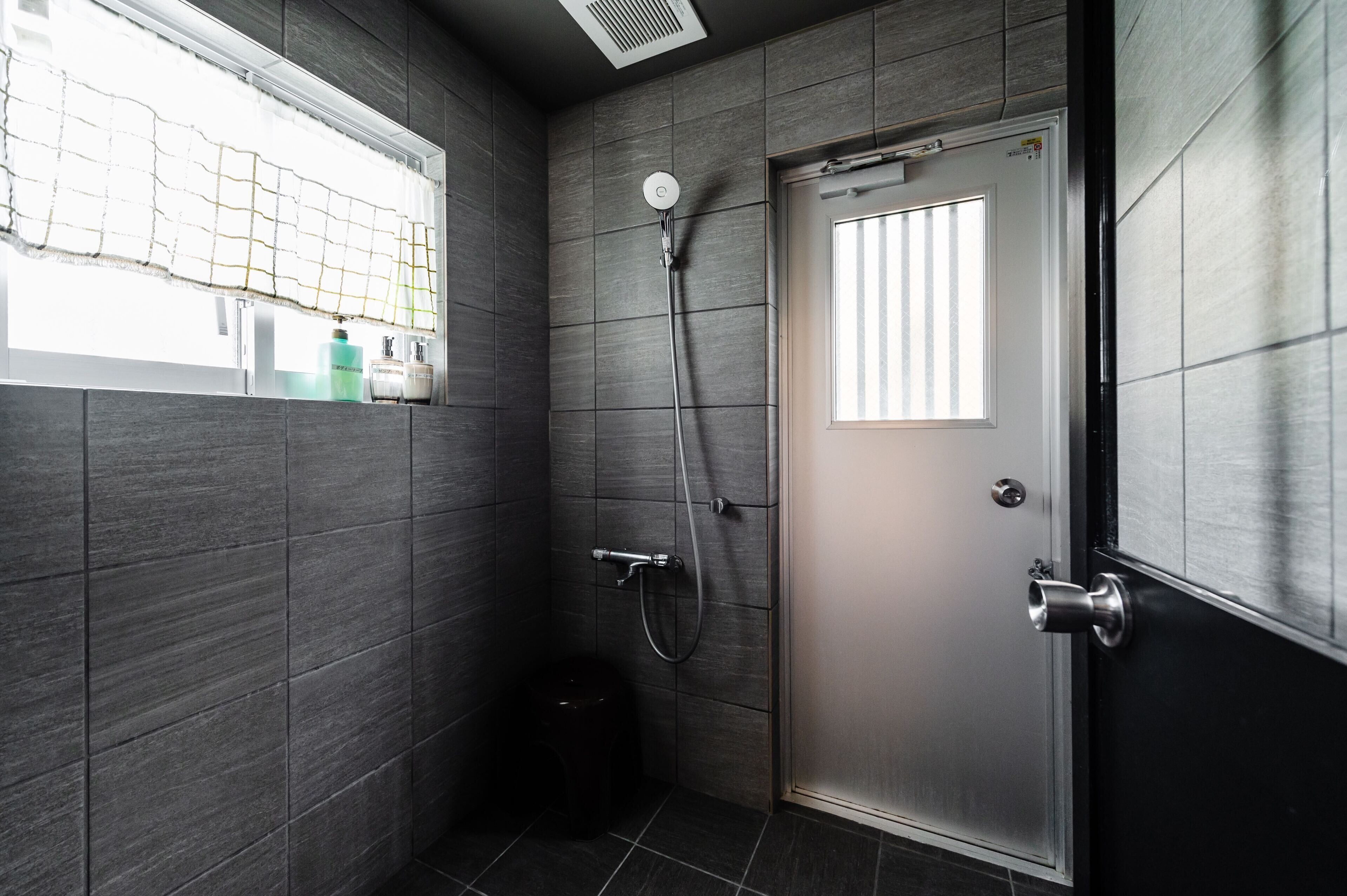 Maison, non-fumeurs (Private Vacation Home) | Salle de bain | Douche, articles de toilette gratuits, sèche-cheveux, chaussons