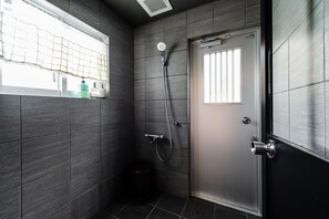 Casa básica, no fumadores (Private Vacation Home) | Baño | Ducha, artículos de higiene personal gratuitos y secador de pelo