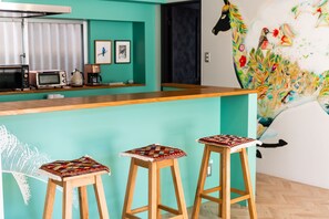 Rumah Basic, Bebas Asap Rokok (Private Vacation Home) | Dapur pribadi | Lemari es, microwave, kompor, dan mesin pembuat kopi/teh