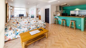 Casa básica, para no fumadores (Private Vacation Home) | Sala de estar | Televisión de pantalla plana