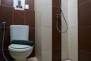 Bathroom - OYO 3691 Apartment Saladin Mansion (Depok)