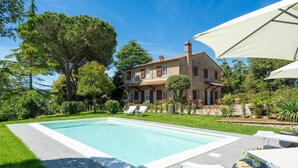 A two-story stone house with a swimming pool, surrounded by lush greenery and trees. - Villa in Gambassi Terme with 4 bedrooms sleeps 9 (Gambassi Terme)