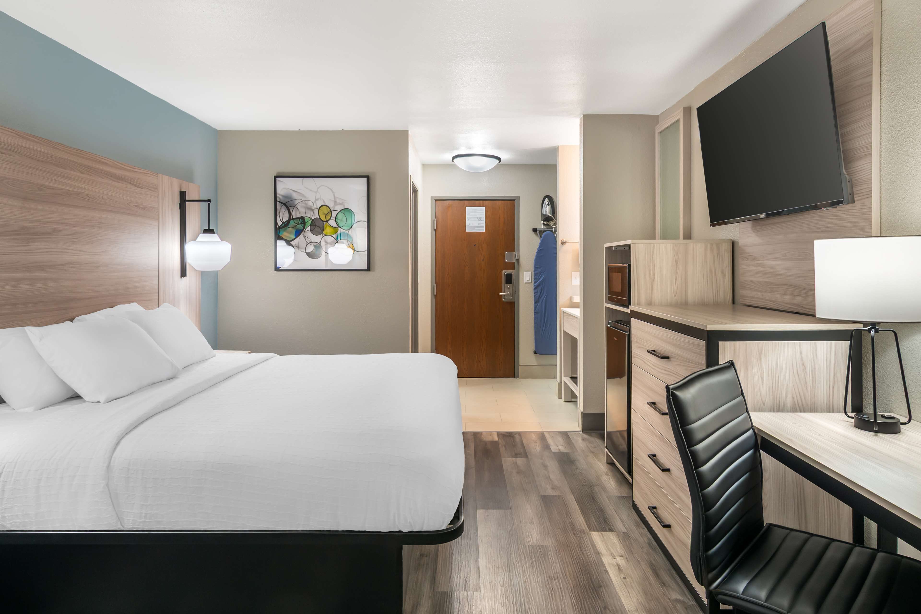 Standard Room, 1 King Bed, Non Smoking (with Single Sofabed) | 1 bedroom, Egyptian cotton sheets, premium bedding, in-room safe