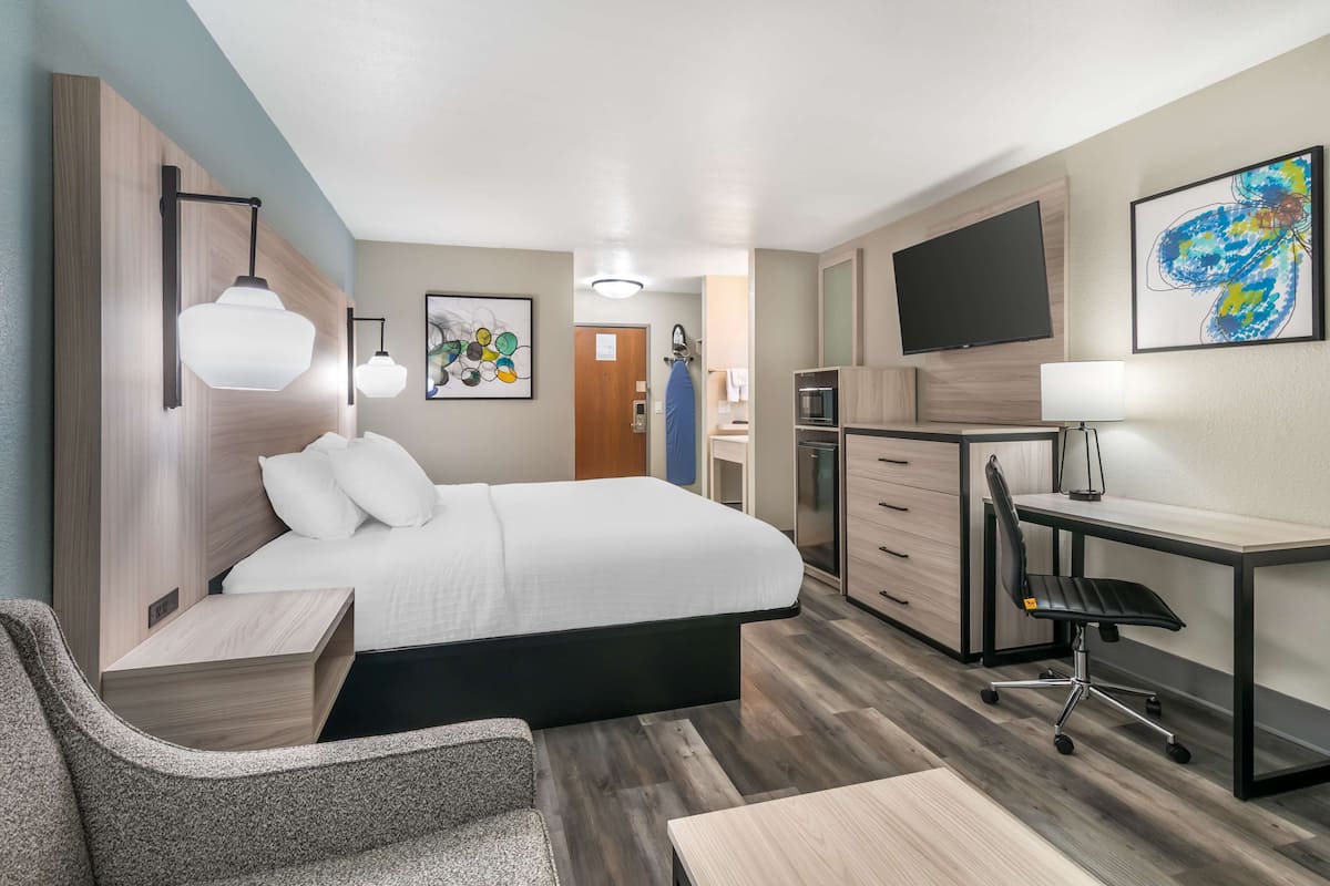 Standardzimmer, 1 King-Bett, Nichtraucher (with Single Sofabed) | 1 Schlafzimmer, Bettwäsche aus ägyptischer Baumwolle