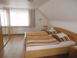 2 bedrooms, in-room safe, desk, iron/ironing board