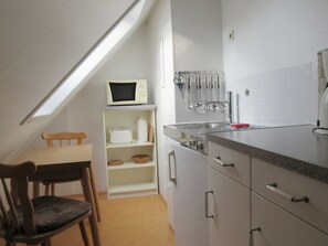 Kühlschrank, Mikrowelle, Wasserkocher mit Kaffee-/Teezubehör