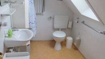 Dusche, Haartrockner, HandtĂŒcher, Seife