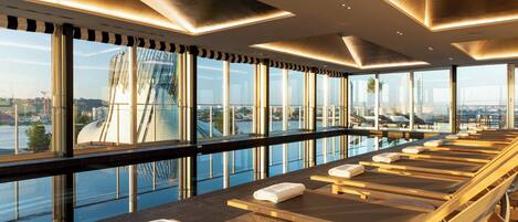 Een binnenzwembad, open van 09.00 uur tot 22.00 uur, en ligstoelen