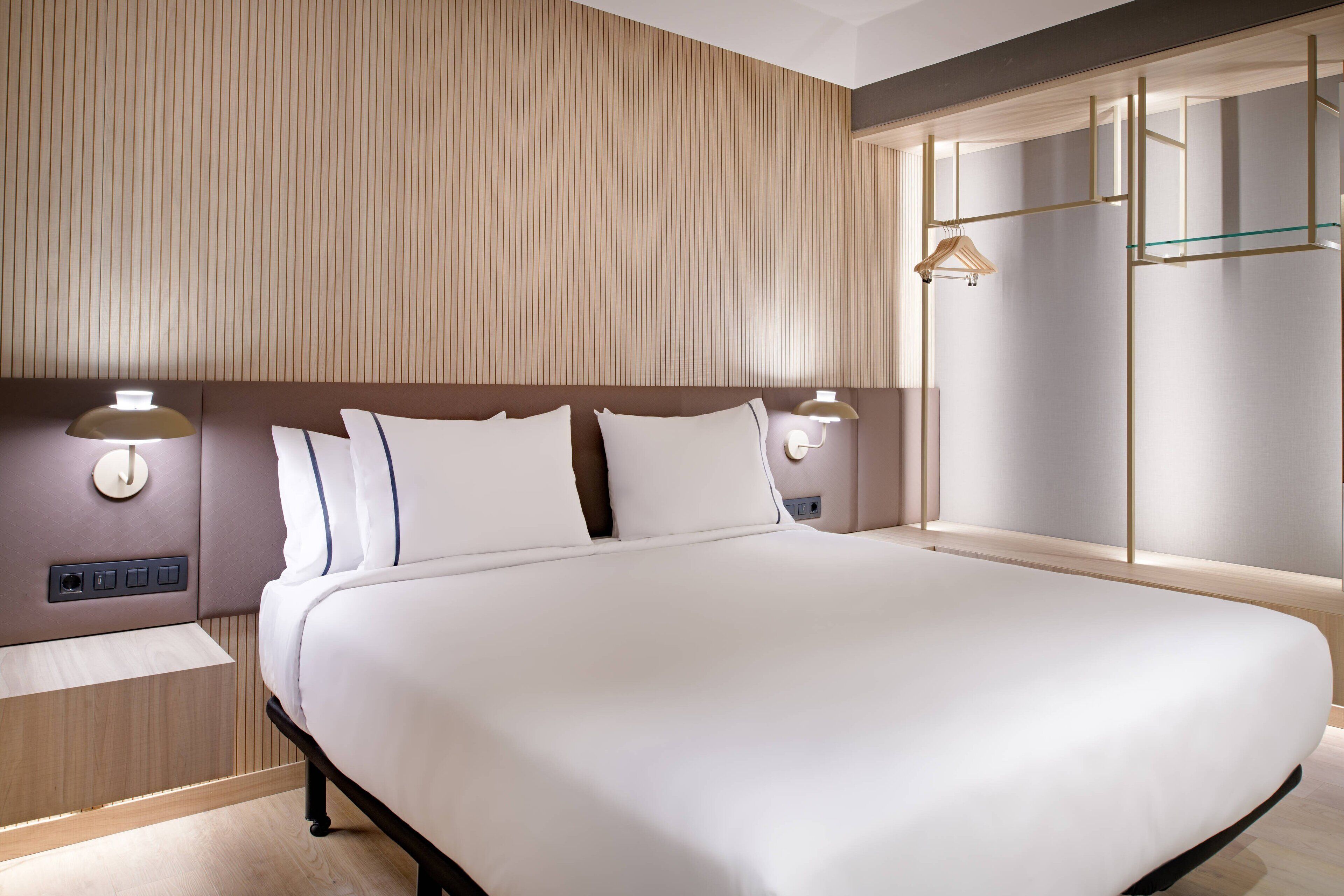 standard room, 1 king bed, non smoking | premium bedding, minibar, in-room safe, desk