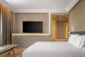 Kamar Keluarga, 2 Tempat Tidur Twin, pemandangan kota | Seprai premium, minibar, brankas, dan meja kerja
