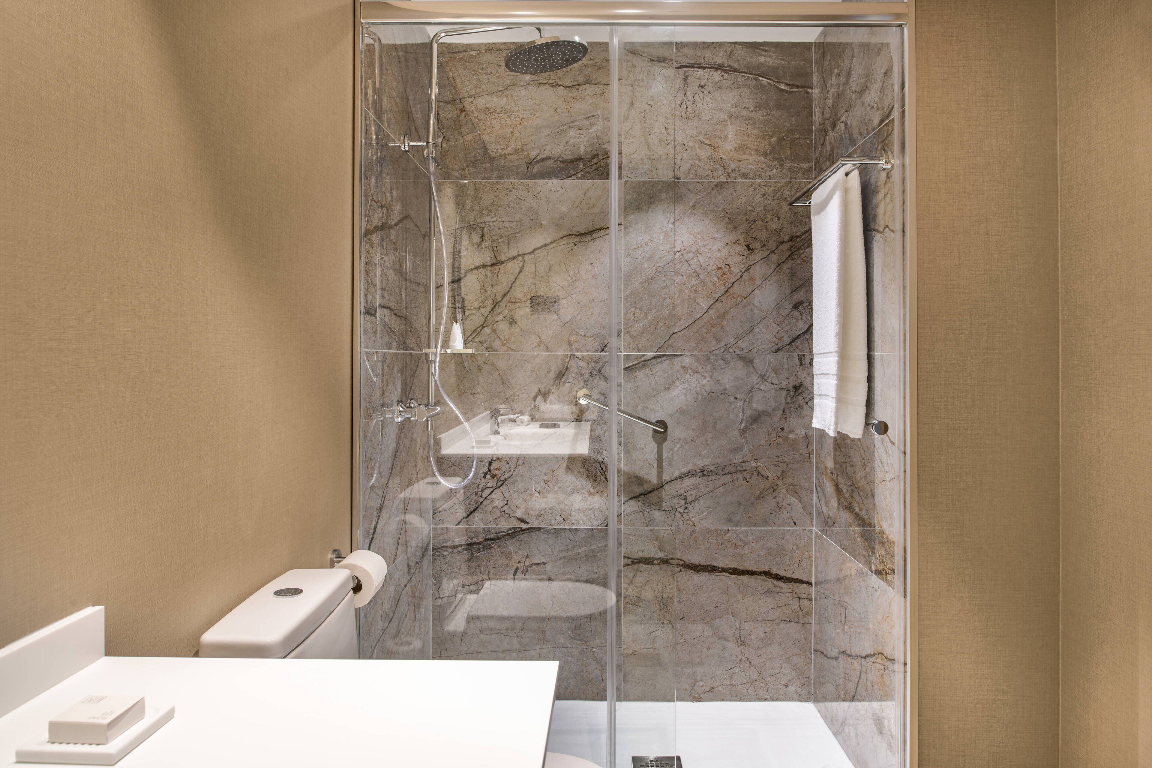 standard room, 1 queen bed, non smoking | bathroom | free toiletries, hair dryer, bathrobes, slippers