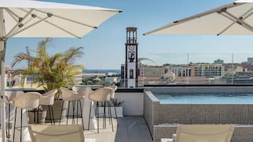 Ulkouima-allas, aurinkovarjoja, aurinkotuoleja