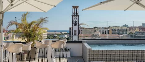 Outdoor pool, pool umbrellas, sun loungers