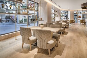 Bar auf der Dachterrasse, Blick auf das Meer, täglich geöffnet