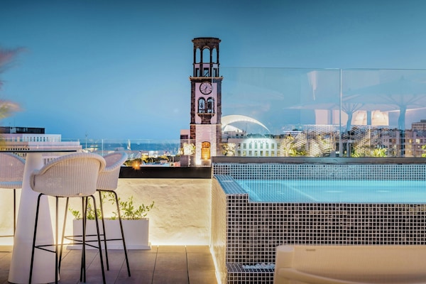 Breakfast, lunch and dinner served