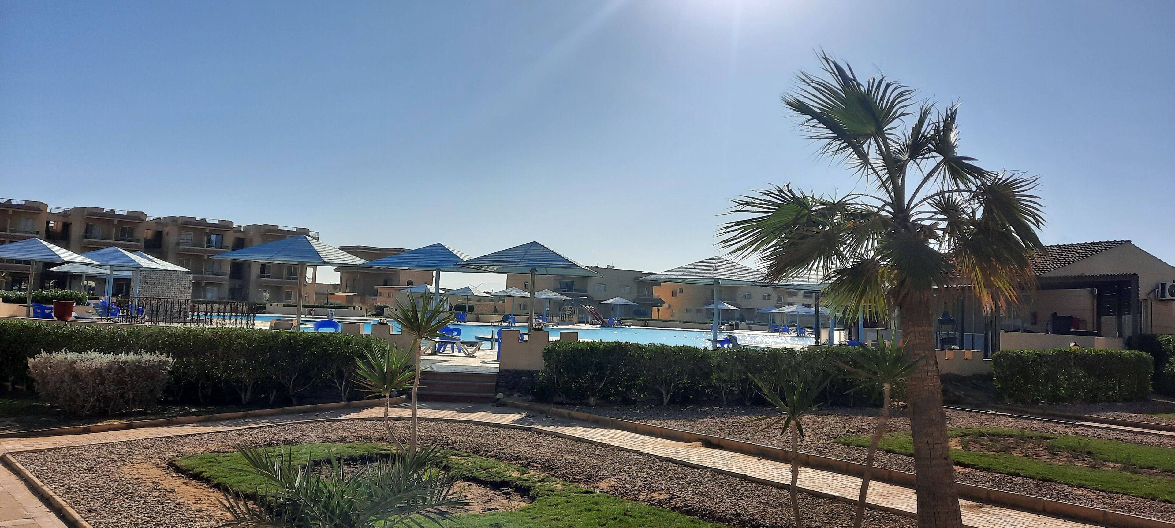 2 Außenpools, geöffnet von 06:00 Uhr bis 19:00 Uhr, Sonnenschirme