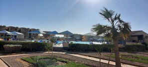 2 kolam renang terbuka, payung kolam, kerusi lepak pantai