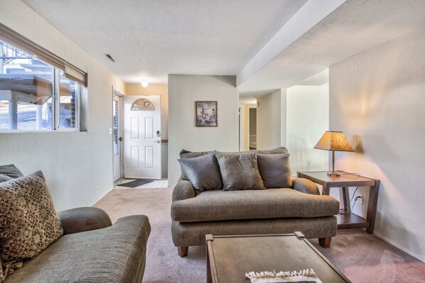 Villa (2 Bedrooms) | Wohnzimmer | Fernseher