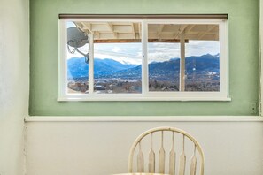 Interior - 2BR Pikes Peak Views Garden of Gods Dog-friendly! (Colorado Springs)