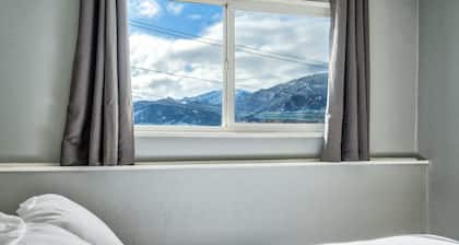 2BR Pikes Peak Views Garden of Gods Dog-friendly!