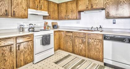 2BR Pikes Peak Views Garden of Gods Dog-friendly!