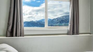 2 kamar tidur, seprai premium, dan selimut bulu angsa