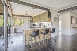 Microwave, oven, coffee/tea maker - 4BR Cabin With Fireplacemountain Viewsdog-friendly (Cascade)