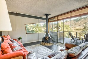 Chalet (4 Bedrooms) | Living room