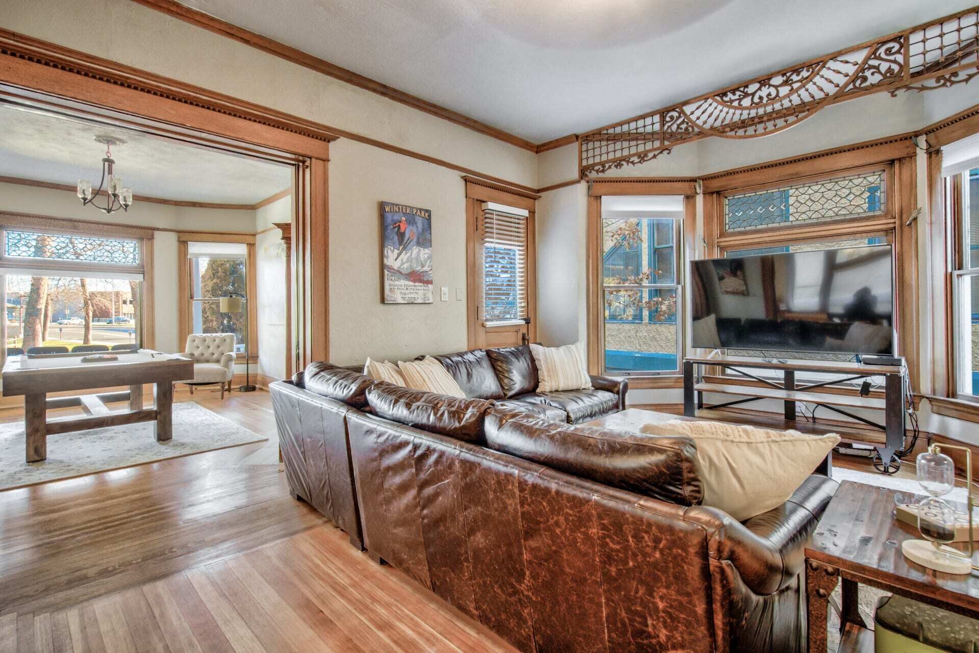 Televisio, takka, pöytäjalkapallopöytä