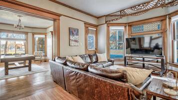 Televisio, takka, pöytäjalkapallopöytä