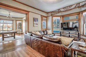 電視、壁爐、足球台