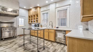 Talo (Multiple Bedrooms) | Yksityinen keittiö | Mikroaaltouuni, uuni, liesi, astianpesukone