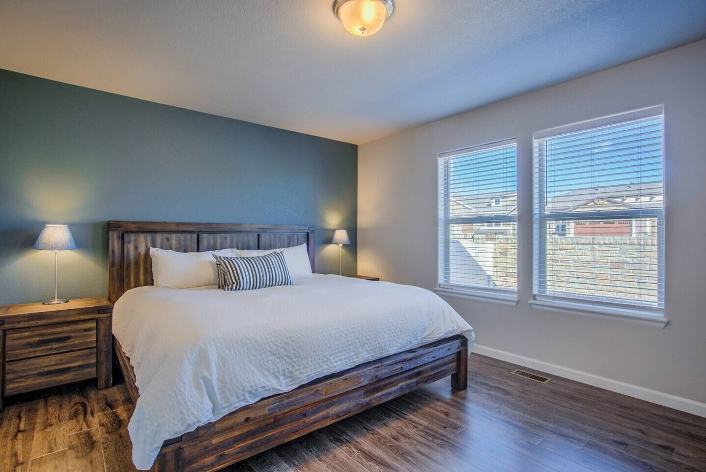 4 phòng ngủ, bộ đồ giường cao cấp, chăn bông, trang trí khác biệt 